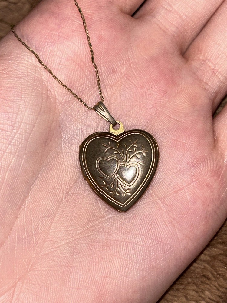 Vintage Heart-Shaped Gold Tone Photo Locket Necklace with Engraved Design