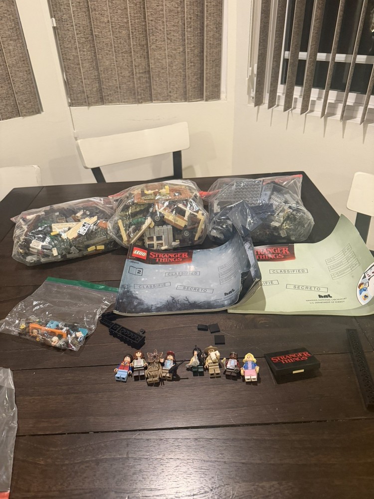 LEGO Stranger Things 75810 THE UPSIDE DOWN 99% Complete w/all Minifigures