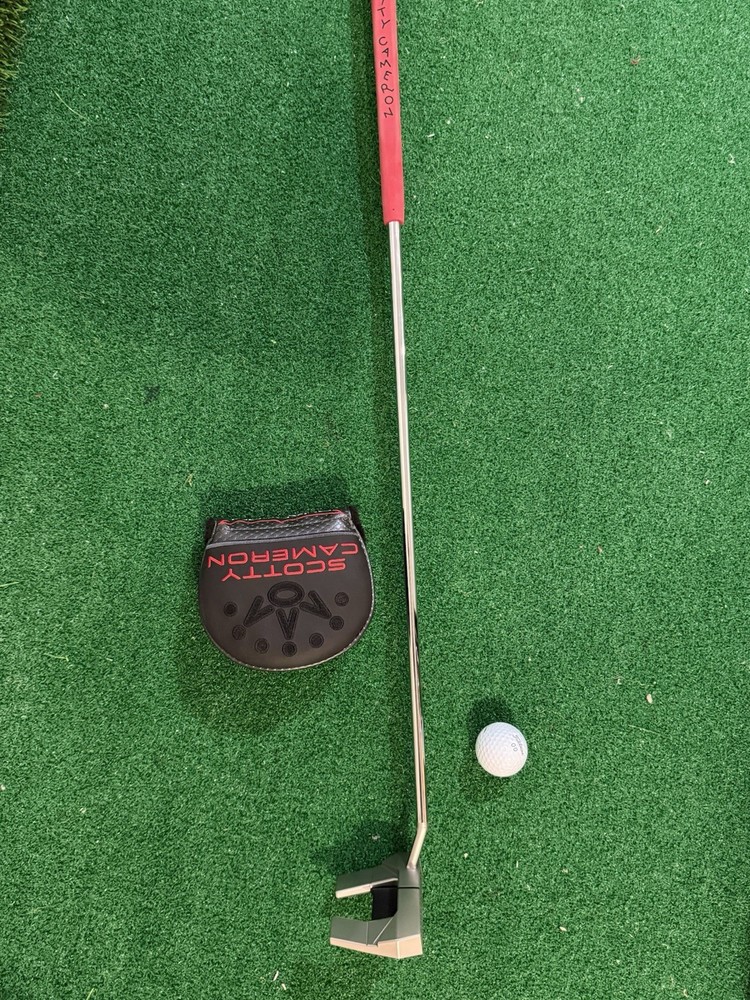 Scotty Cameron Phantom 5.5 2026 Right Handed Putter 33.5 Inch, Pistolero Red