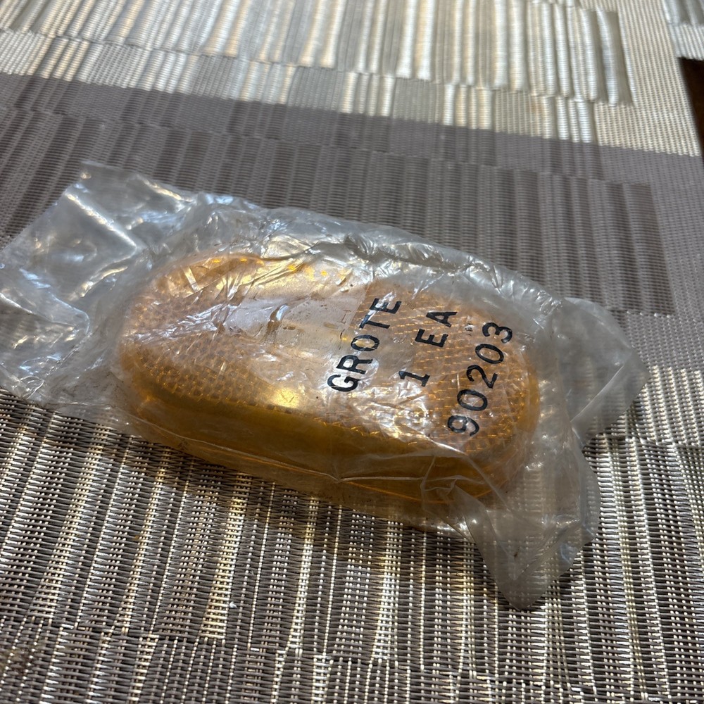 Grote 90203 Amber Clearance Light Lamp Lens Pop-On NOS B118