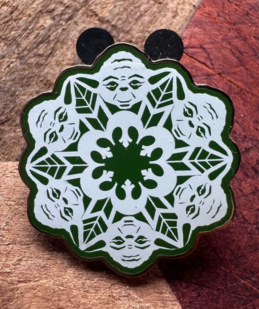 Star Wars Yoda Snowflake Disney Trading Pin
