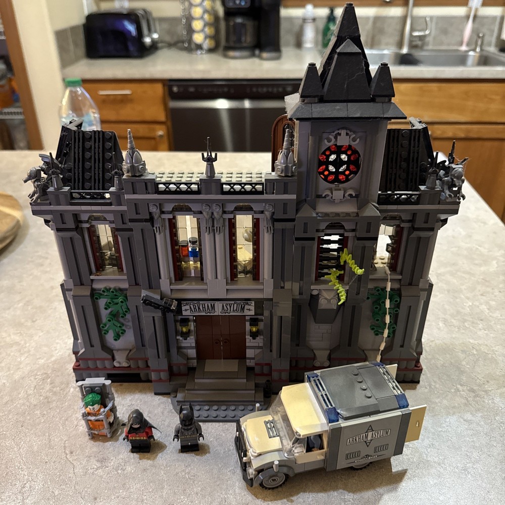 LEGO DC Super Heroes: Batman: Arkham Asylum Breakout (10937) - incomplete set
