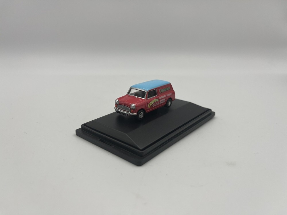 1:76 Oxford Diecast Chipperfields Mini Van CH011 - Boxed