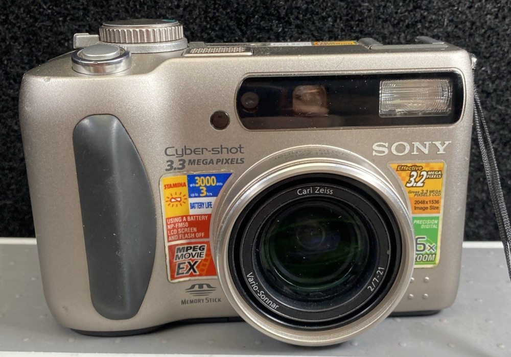 Sony Cyber-shot DSC-S75 3.3MP Digital Camera with Battery and Charger Tested Working