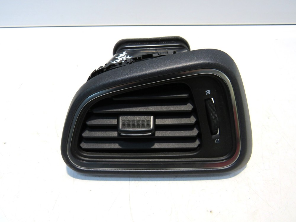 Renault Kadjar 2019-22 Left Front Dashboard Air Vent 687615815R Q6725 OEM