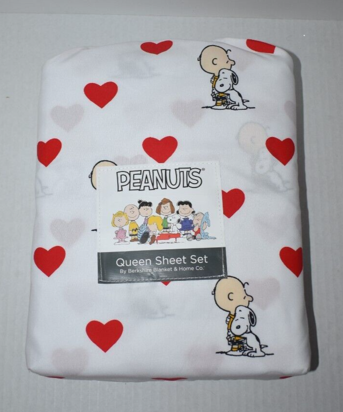 Peanuts Snoopy Hugging Charlie Brown and Red Hearts Pattern Queen Size Sheet Set