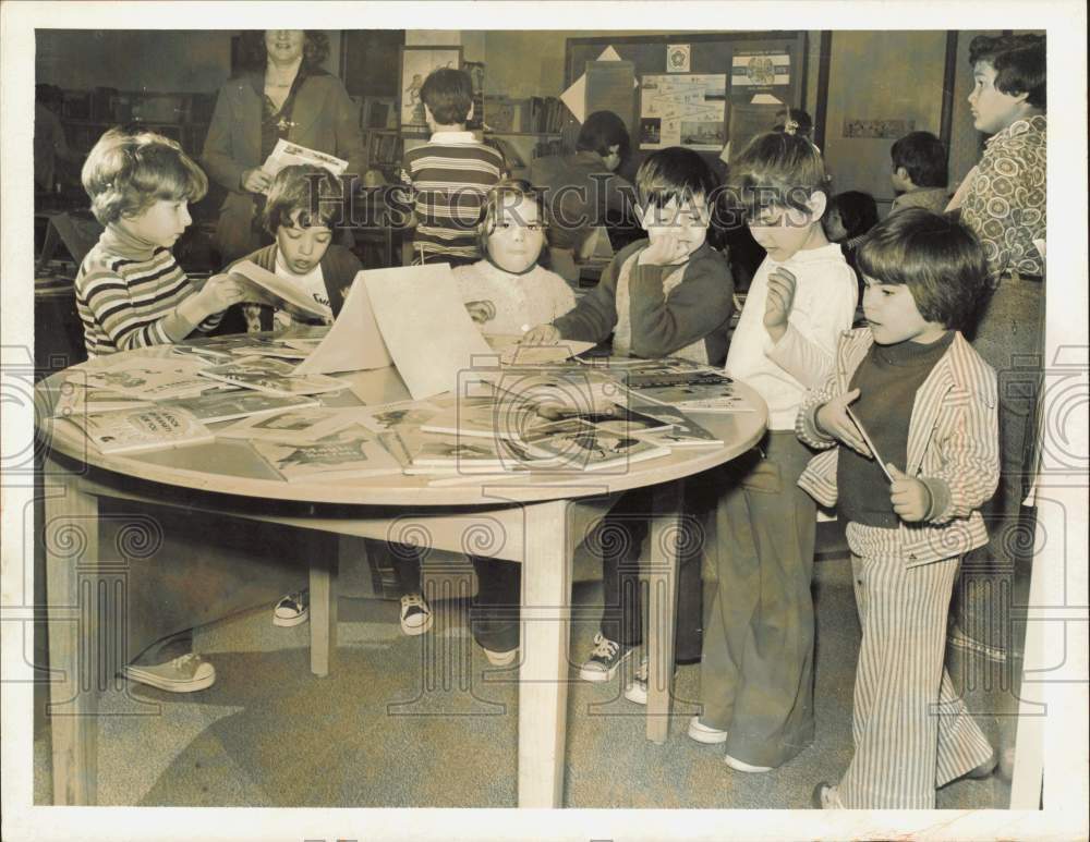 1976 Press Photo Riverside Community School Students Look at Books - lra54244