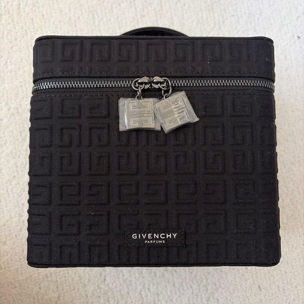 New and unused GIVENCHY VANITY Givenchy Vanity Pouch Bag