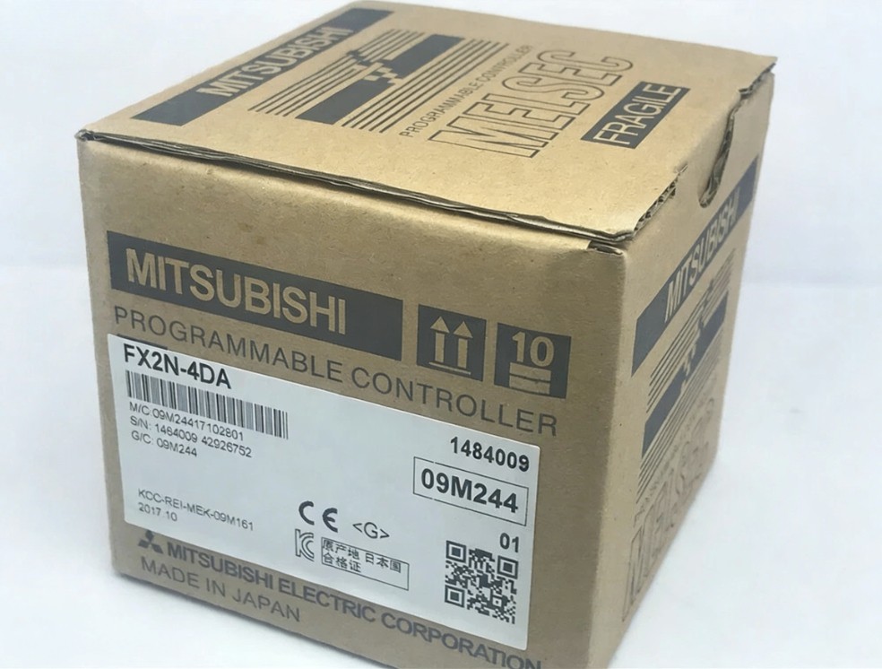 1pcs Brand new Mitsubishi with box FX2N-4DA PLC