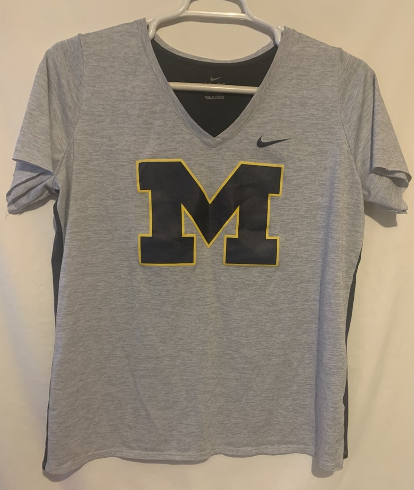 University of Michigan V-Neck T-Shirt Size XL Pit to Pit 23