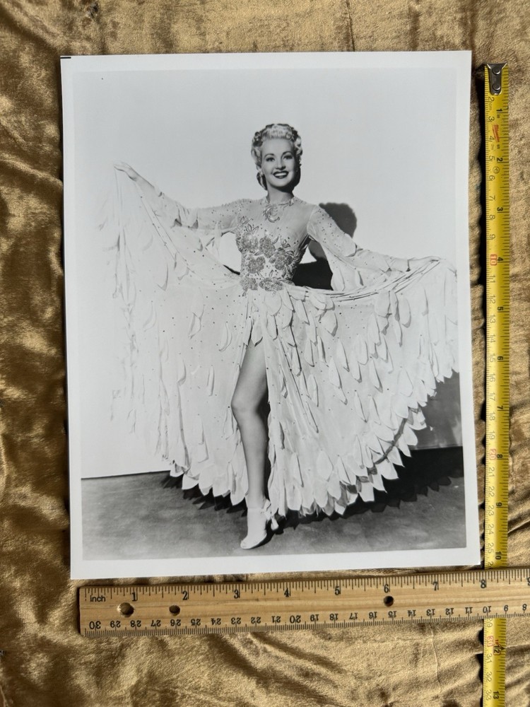 🇺🇸 Vintage 10x8 B&W Pic BETTY GRABLE 💋 WWII Mathews Island Costume + Leg Pose