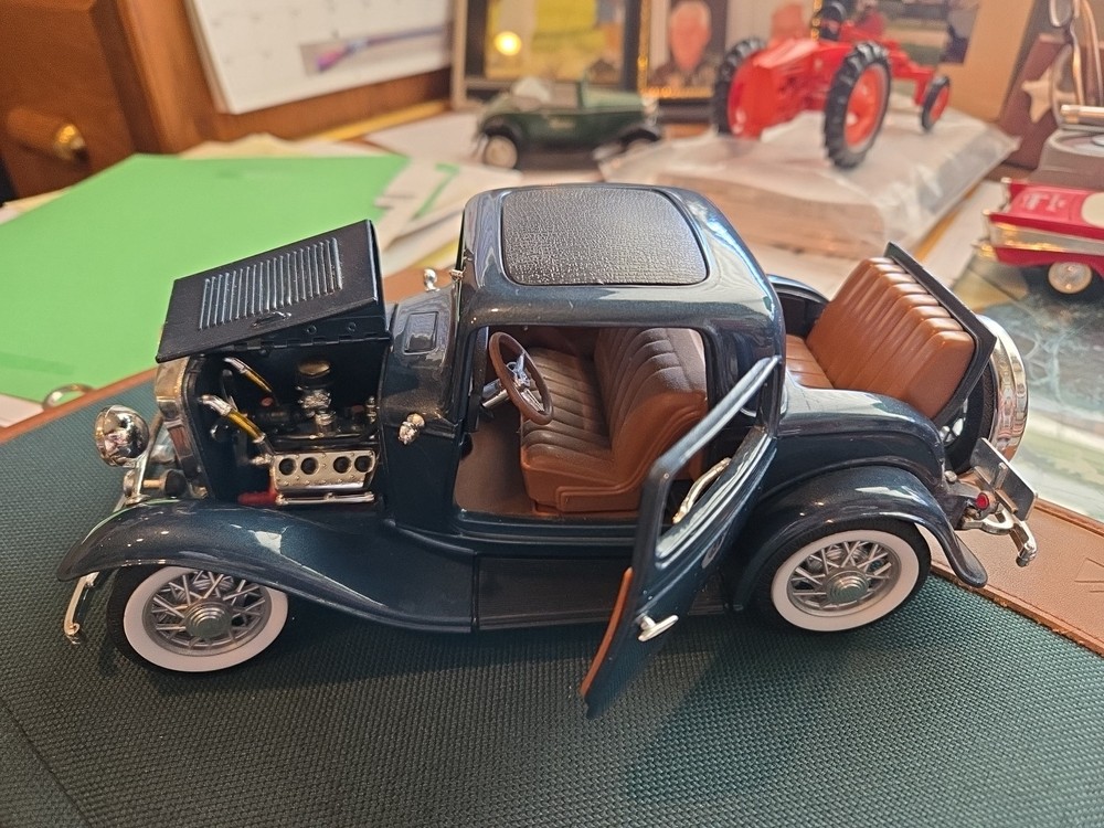 Green Road Signature 1/18 1932 Ford 3-Window Coupe No. 92248 Diecast - CLEAN NM