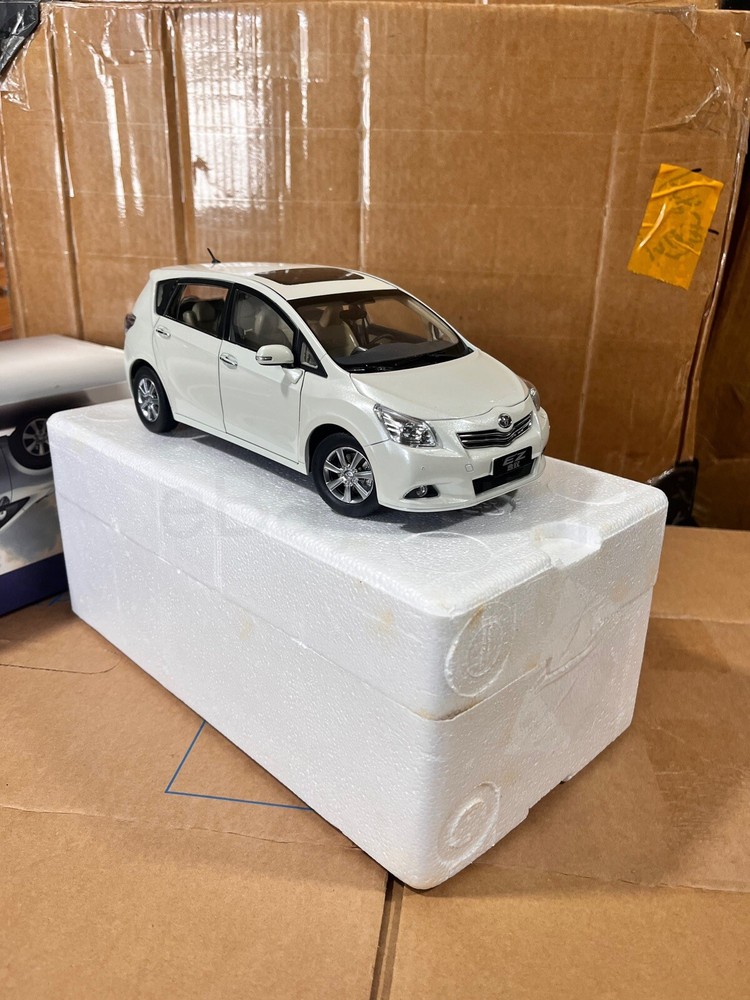 1:18 Scale Toyota Verso White Diecast Model Car