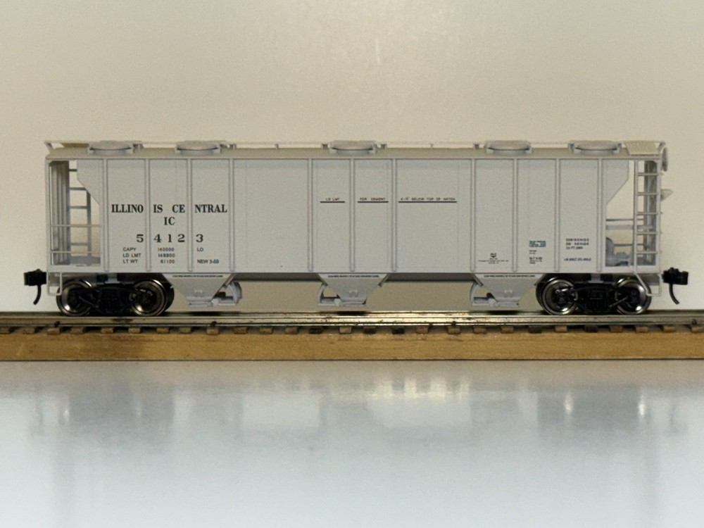 HO scale, Illinois Central, Gray Covered Cement Hopper # IC 54123. Kadee and Stl