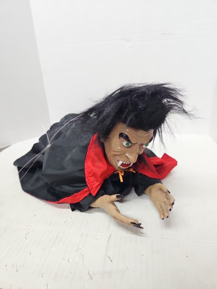Vintage GEMMY Halloween 24in Hanging Animated Vampire Dracula Decor