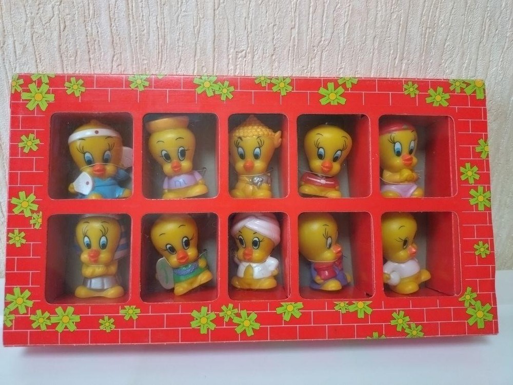 Looney Tunes Tweety Collectible Figure Set with Accessories