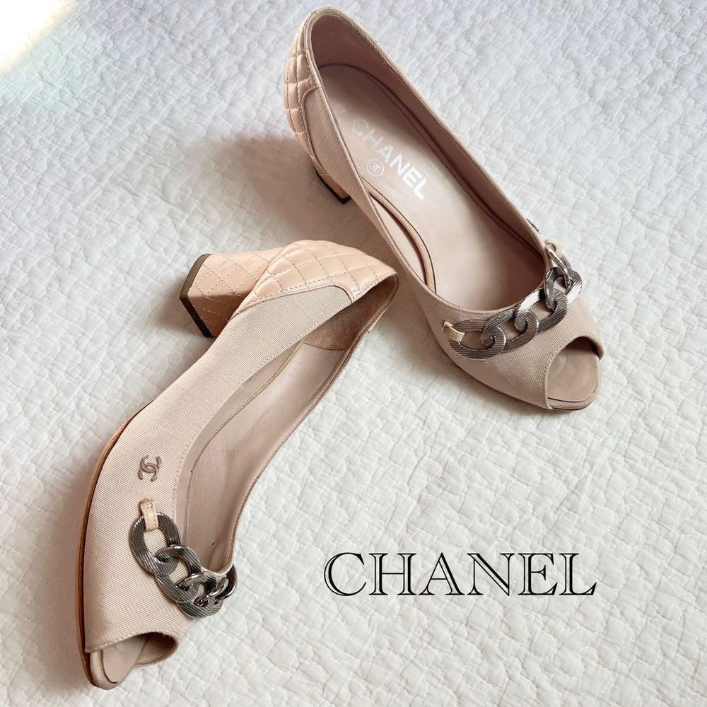 Authentic CHANEL Quilted Beige Pumps with Chain Size 36.5