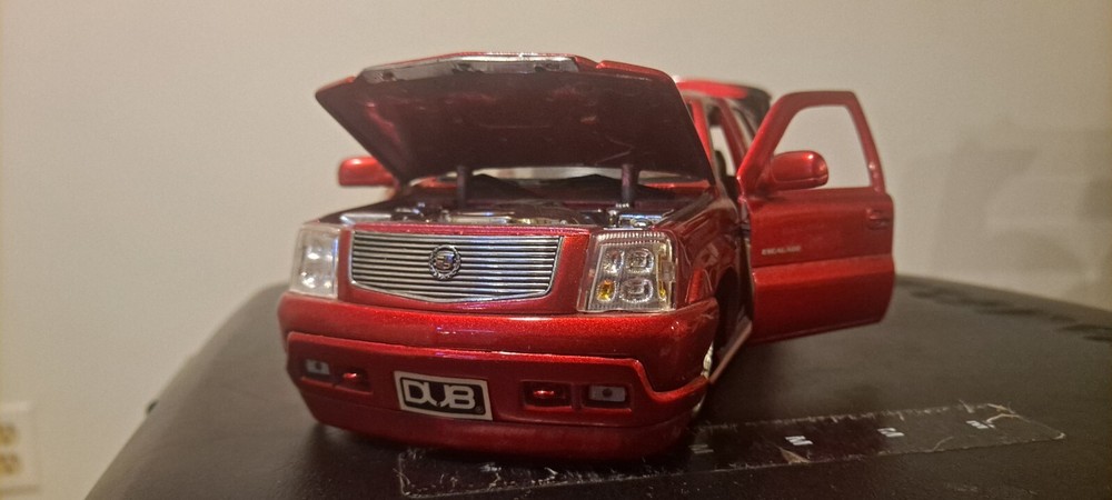 Jada Dub City 1/24 2002 Chevy Escallade red No original box