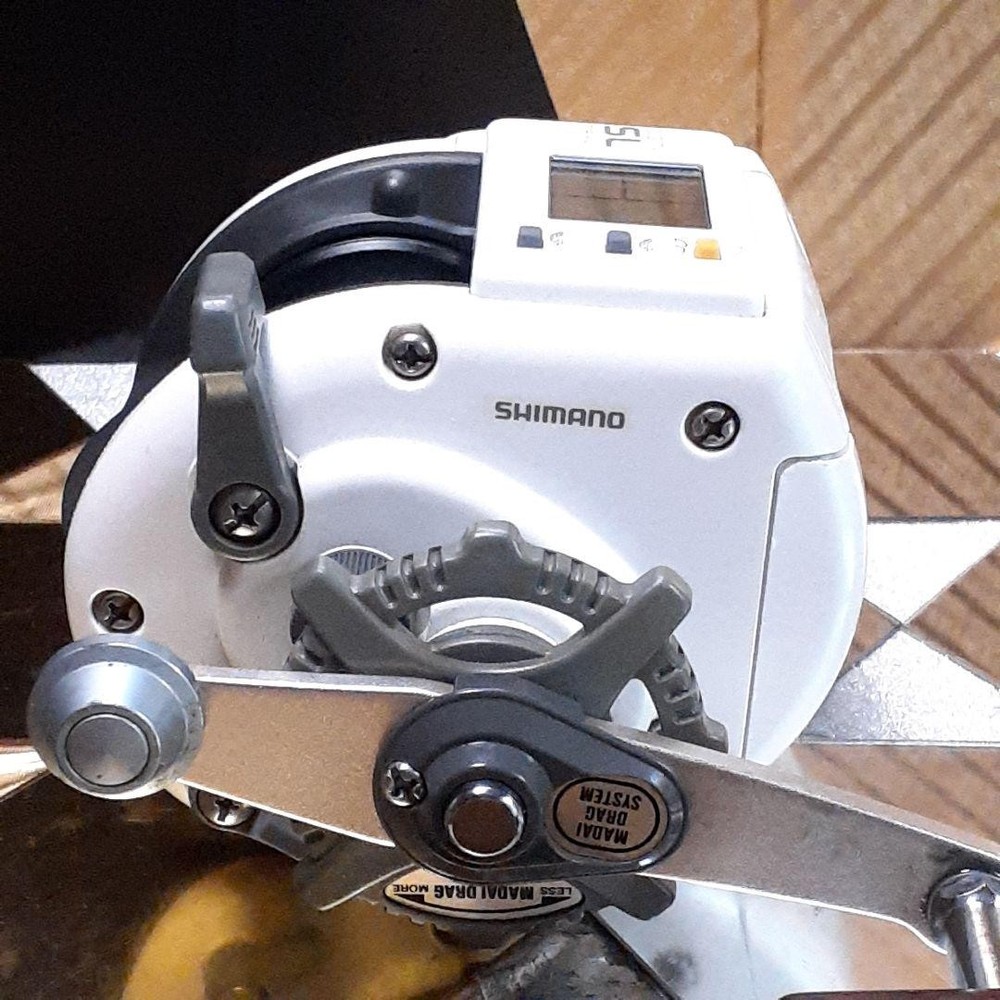 Shimano Tana SLS 2000 Bait Reel Red Sea Bream Fishing Ship Model