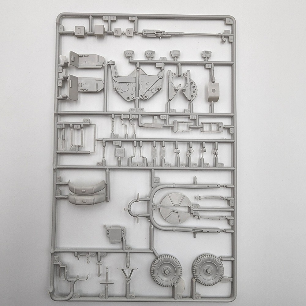 1/35 ESCI ERTL Sd.Kfz.10/4 5018 Model Kit with Spare Parts