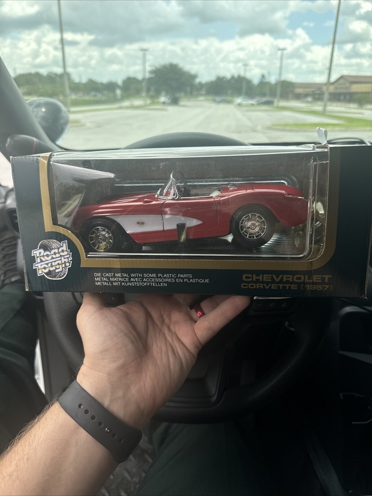 Road Legends 1957 Chevrolet Corvette Convertible Red/White 1:18 Die Cast 92018