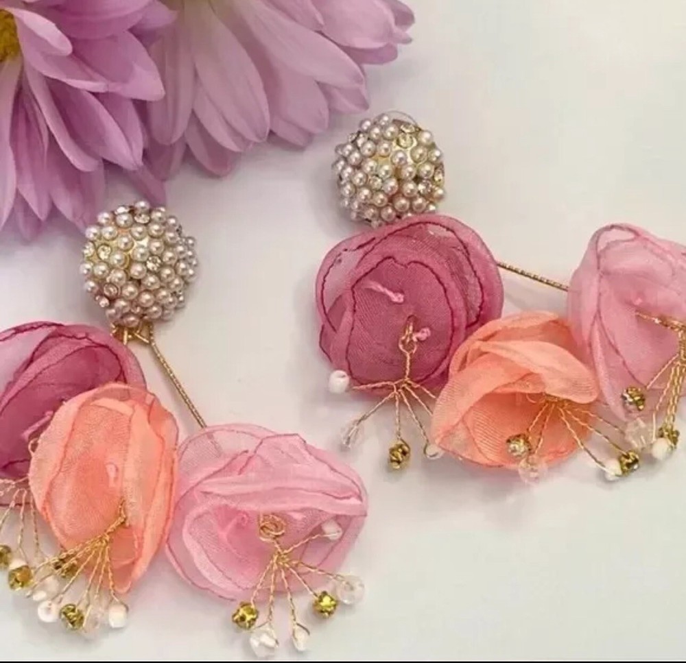Anthropologie pearl flower earrings ✨ with beautiful gift packaging 🔥🔥✨