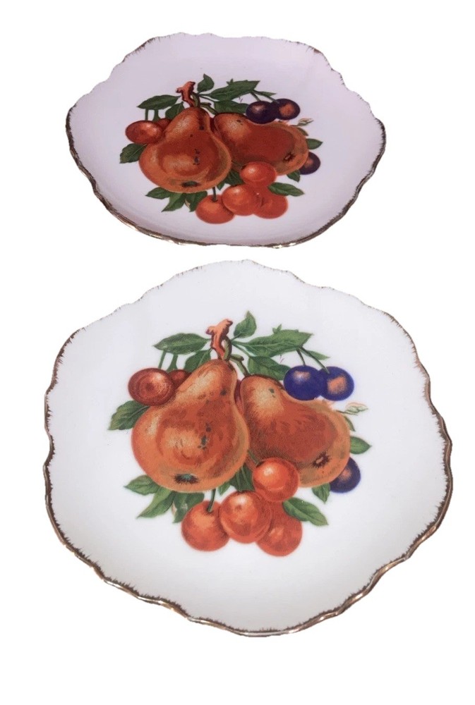 Set of 2 Vintage Fruit Decorative Hanging Plates Scalloped Rim With Gold *2C