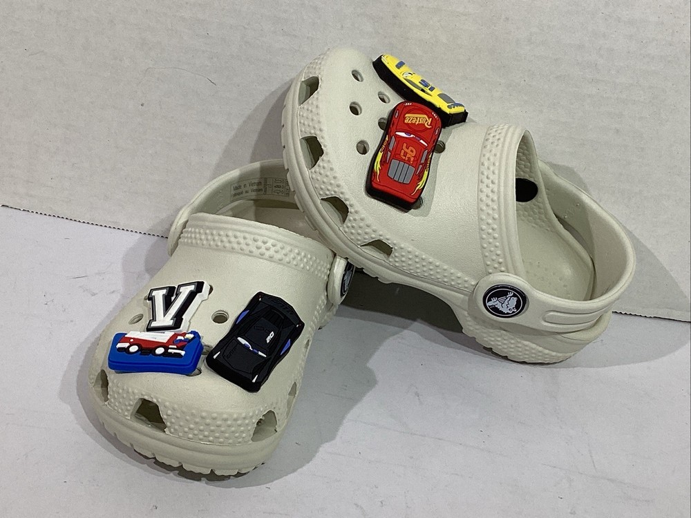 Crocs Youth Size 7 Gray Clogs With 5 Disney Cars Jibbitz SK1-4