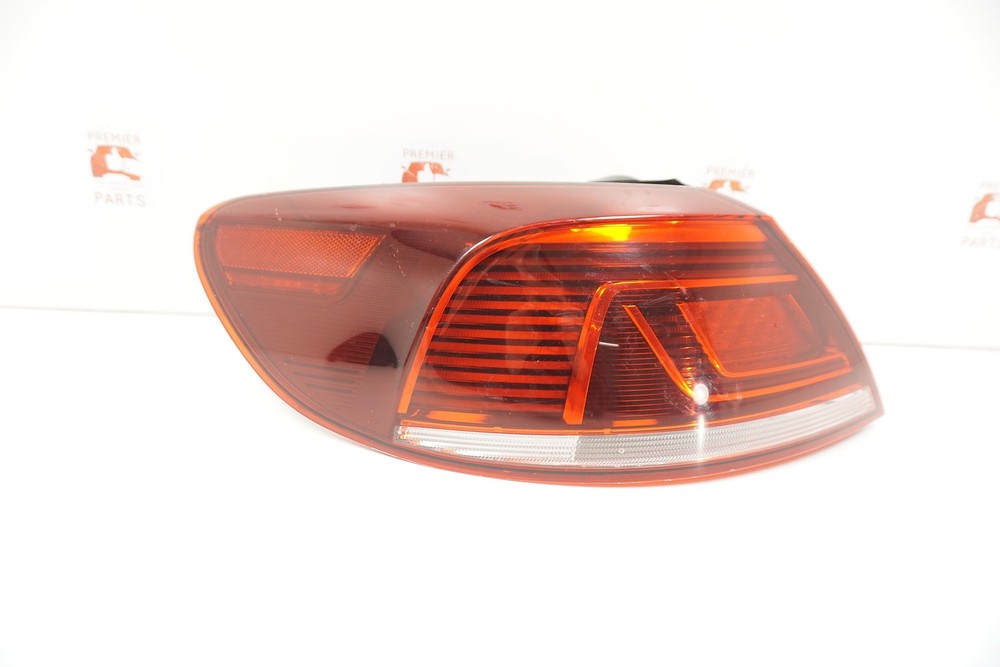 2013-2017 Volkswagen Cc Left Tail Lamp Quarter Mount. Used Oem (3c8-945-207-ae)