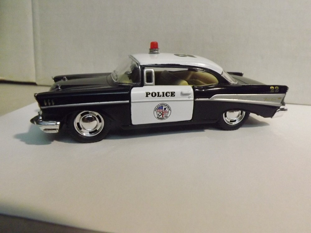 Kinsmart Black & White 1957 Chevrolet Bel Air Police Car  1/40 Scale