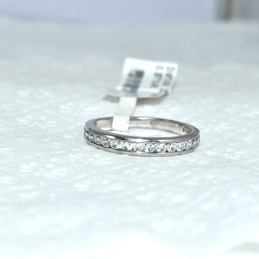 Attractive and Simple Band design Lab Zirconia Silver Ring