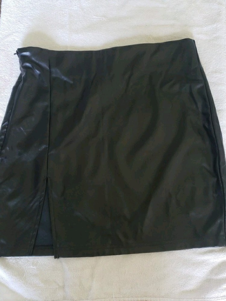SHEIN Women’s M ( 6) Black Short Faux Leather Zip-up Skirt
