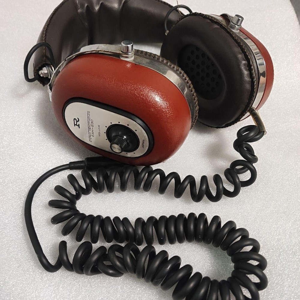 Vintage Technics EAH-230 Over-Ear Headphones Tested for Audio Tracking
