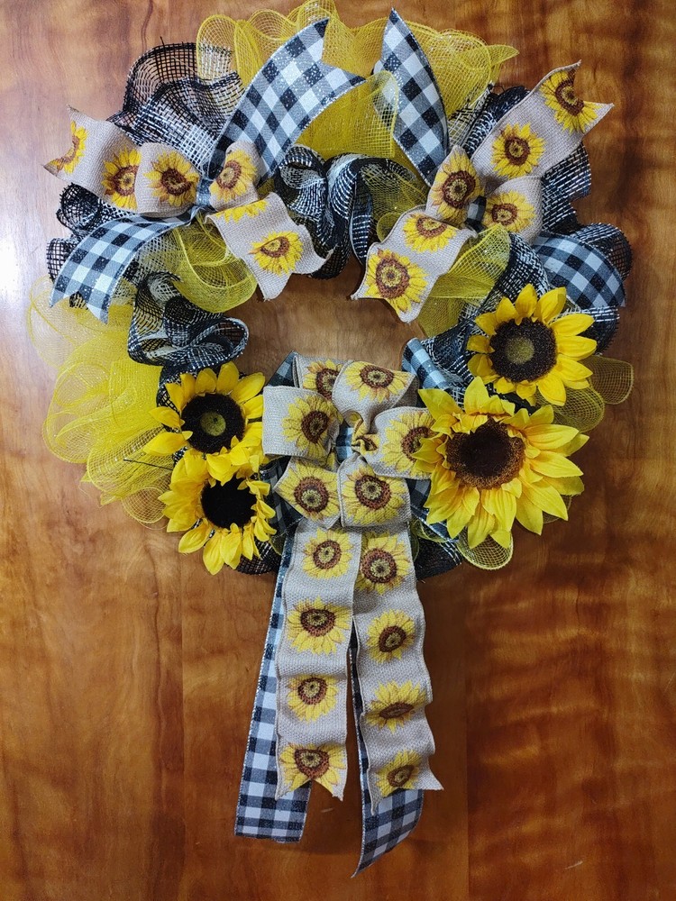 Festive Seasonal Holiday Wreath for Stylish Home Decor-image