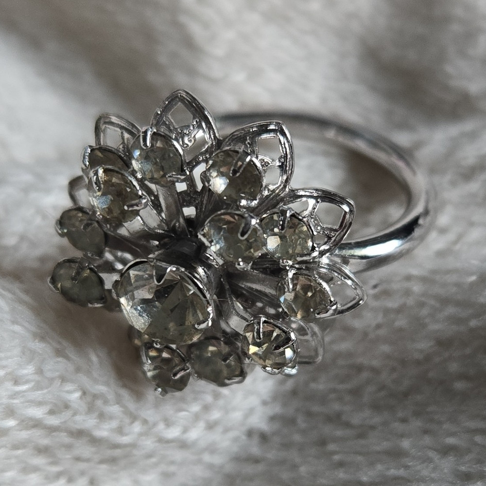 Sara covetry Silver Tone Flower Cluster Cocktail Ring Round Clear Size 6