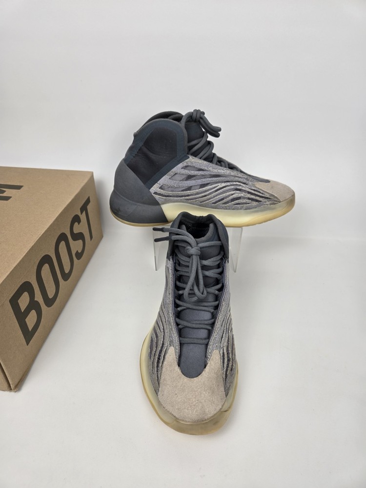 Adidas Yeezy Quantum SVP Sports Men's size 9 pre-own with box (damaged)
