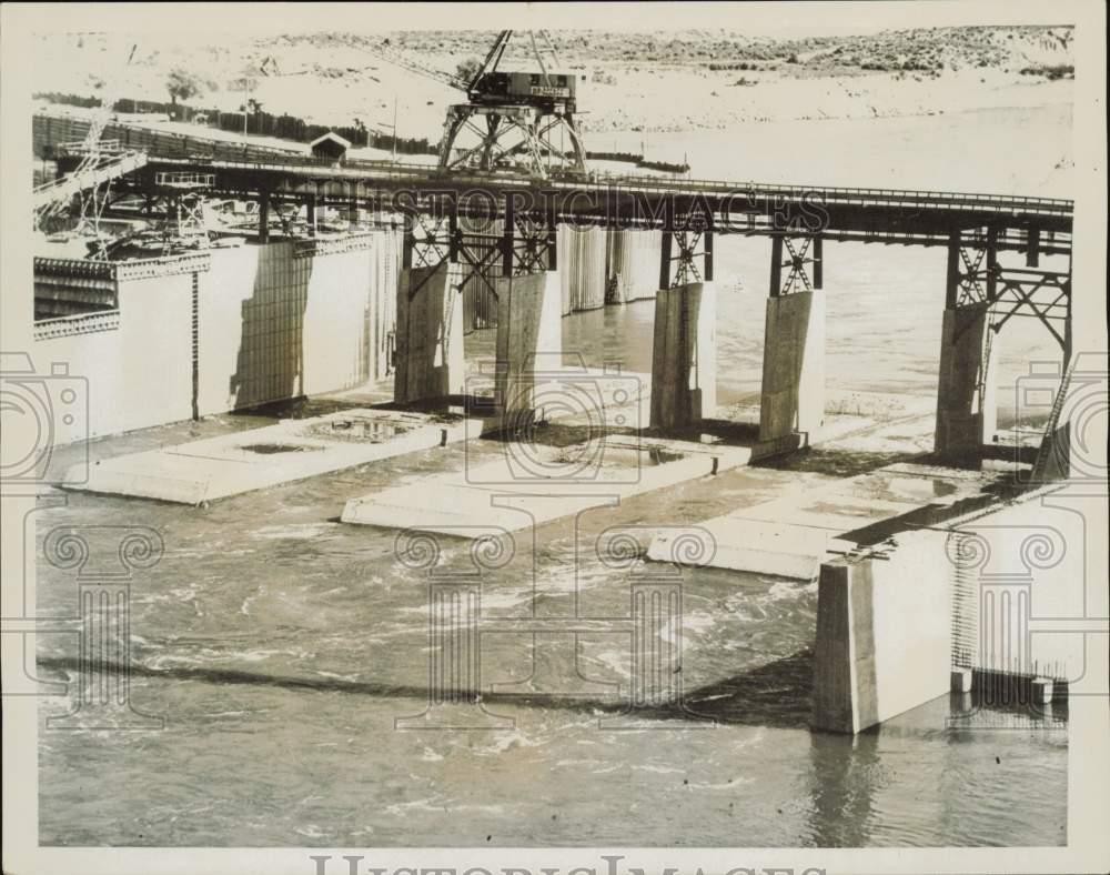 1937 Press Photo Water flows thru channel during Grand Coulee construction, WA