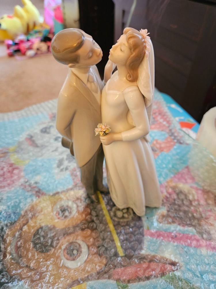 Lladro A Kiss To Remember Handmade Figurine 1006620 Minor Damage