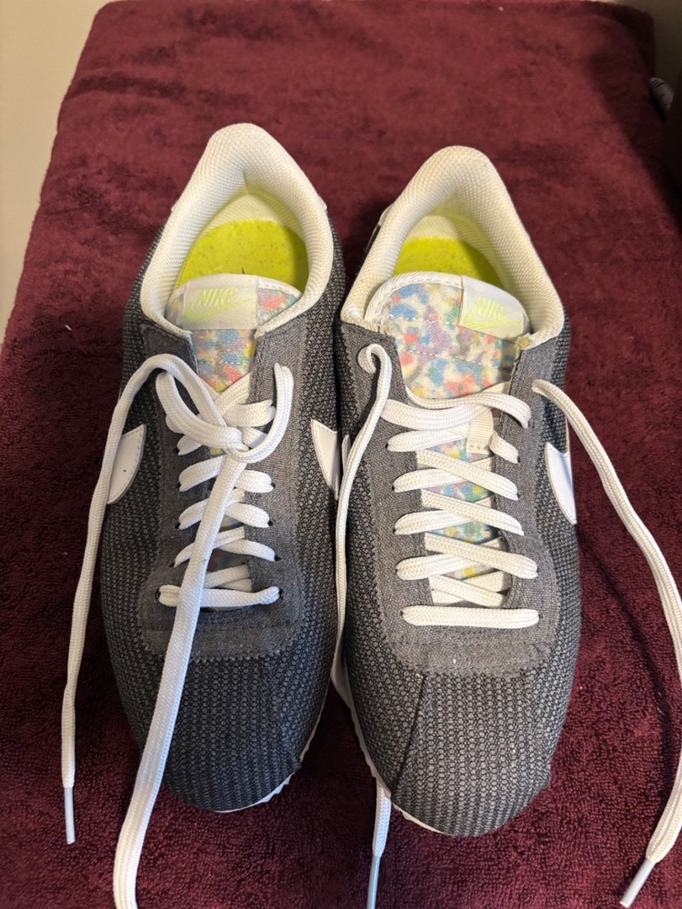 Nike Cortez Classic Size 9.5 Discontinued Pre-Owned Grey with White Nike Stripe
