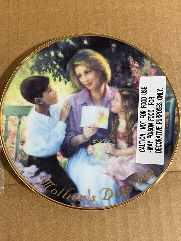 Avon 1999 Mothers Day Pride and Joy 22k Gold Collector Plate 5 Inch-image