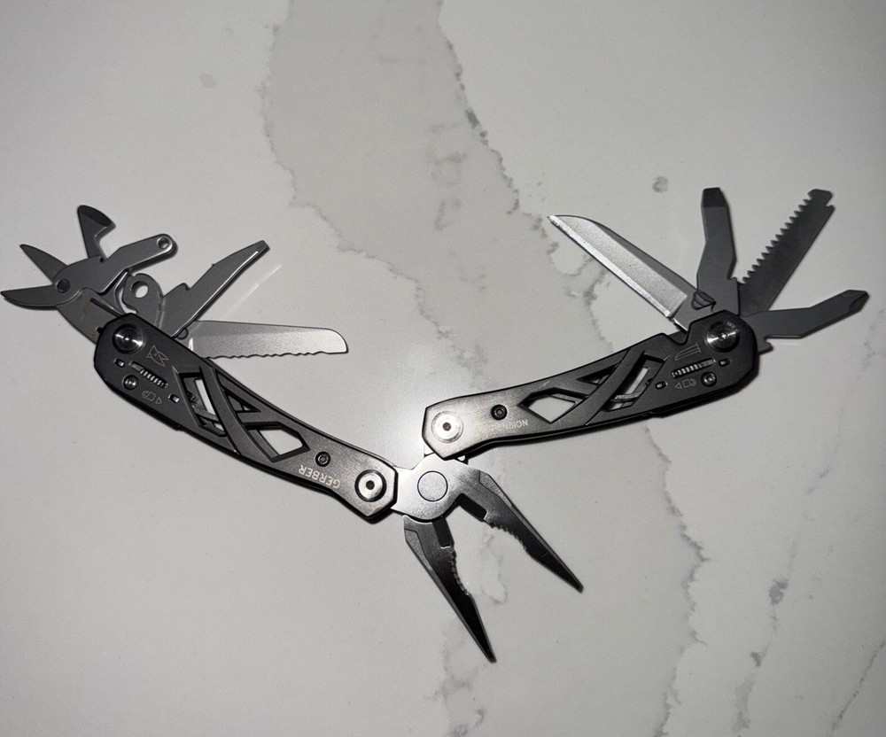 Gerber Suspension Gray Multi-Tool with Sheath in Excellent Condition  
