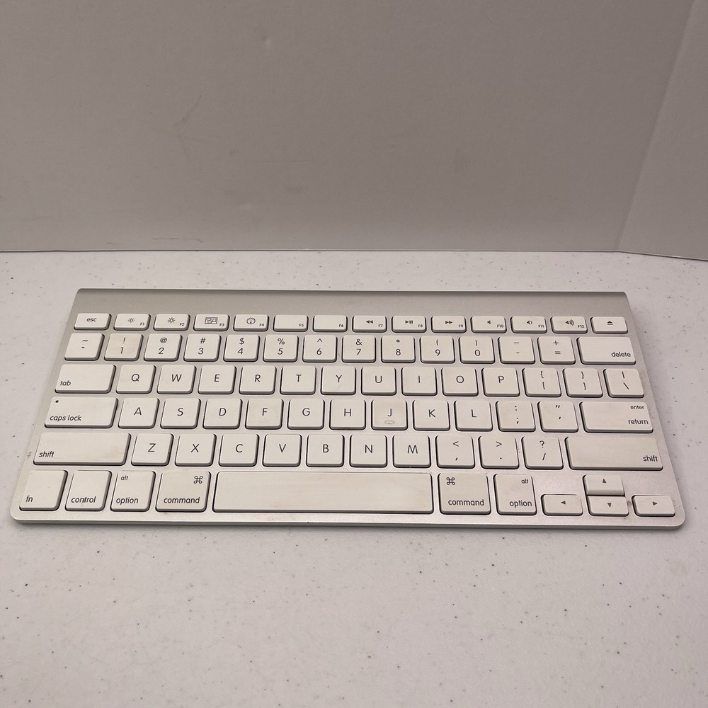 Genuine Apple A1314 Wireless Bluetooth Keyboard for Mac in Aluminum Clean Tested Working