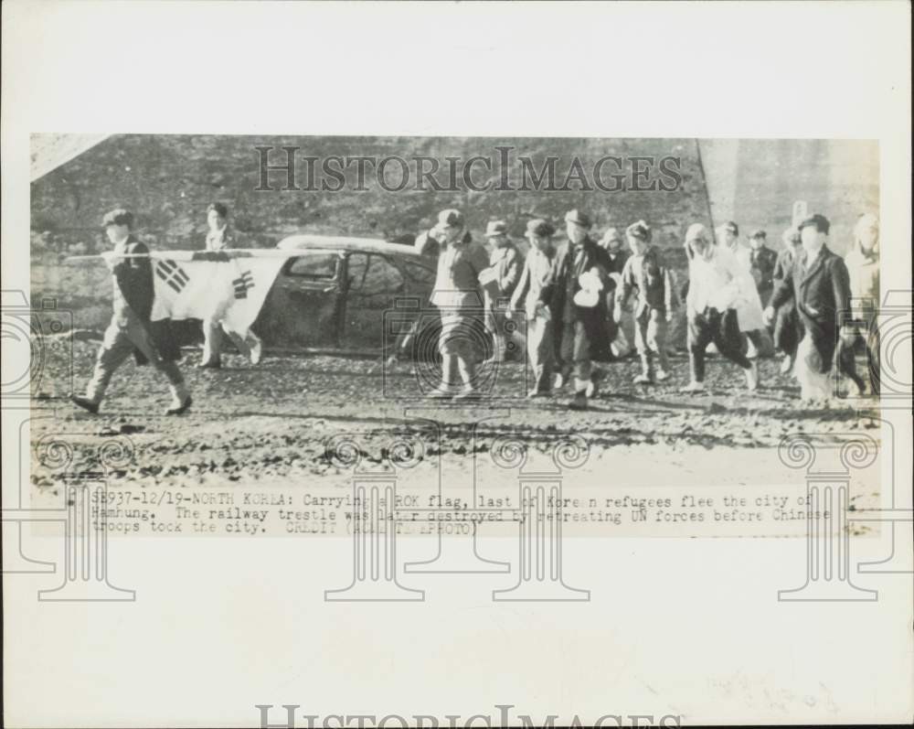 1950 Press Photo Korean refugees flee city of Hamhung, North Korea - nei60248