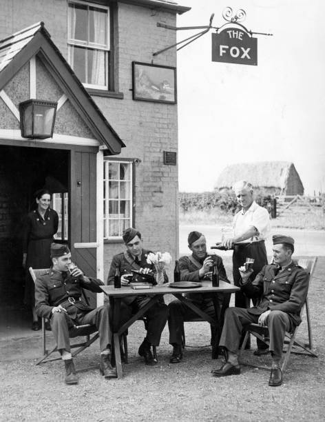 Group Of The First Us Troops In Britain Outside A Village Pub 1942 Old Photo