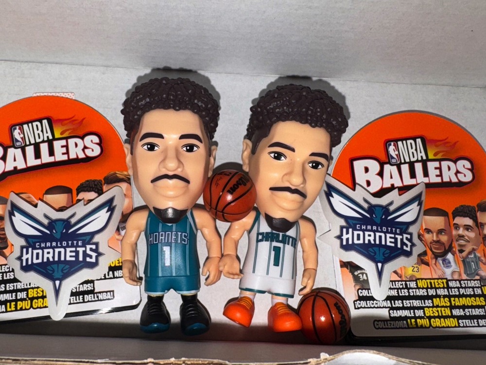 Mini figuras de acción de los ballers de la NBA LaMello Ball Charlotte Hornets (NUEVO) 2 camisetas