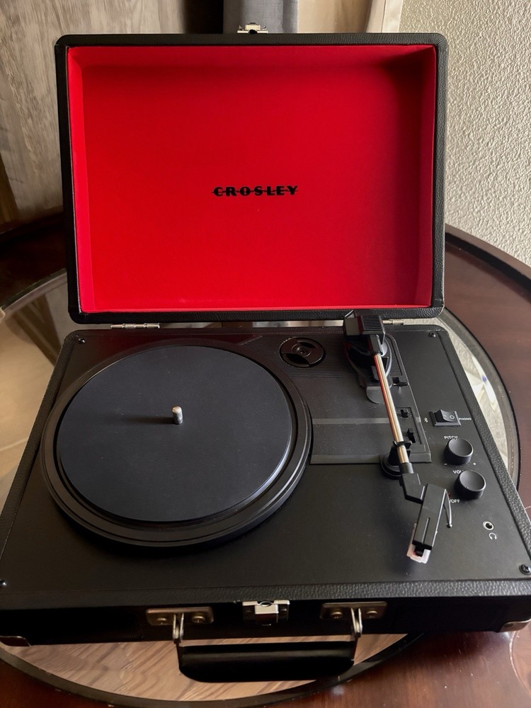 Crosley Cruiser Deluxe 3-Speed Bluetooth Turntable with Red Felt in Black