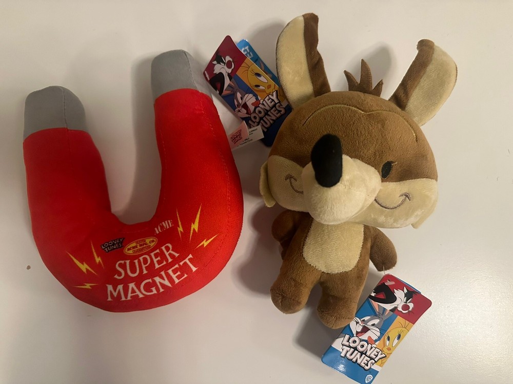 Looney Tunes Plush Set Wile E. Coyote And Super Magnet Brand New