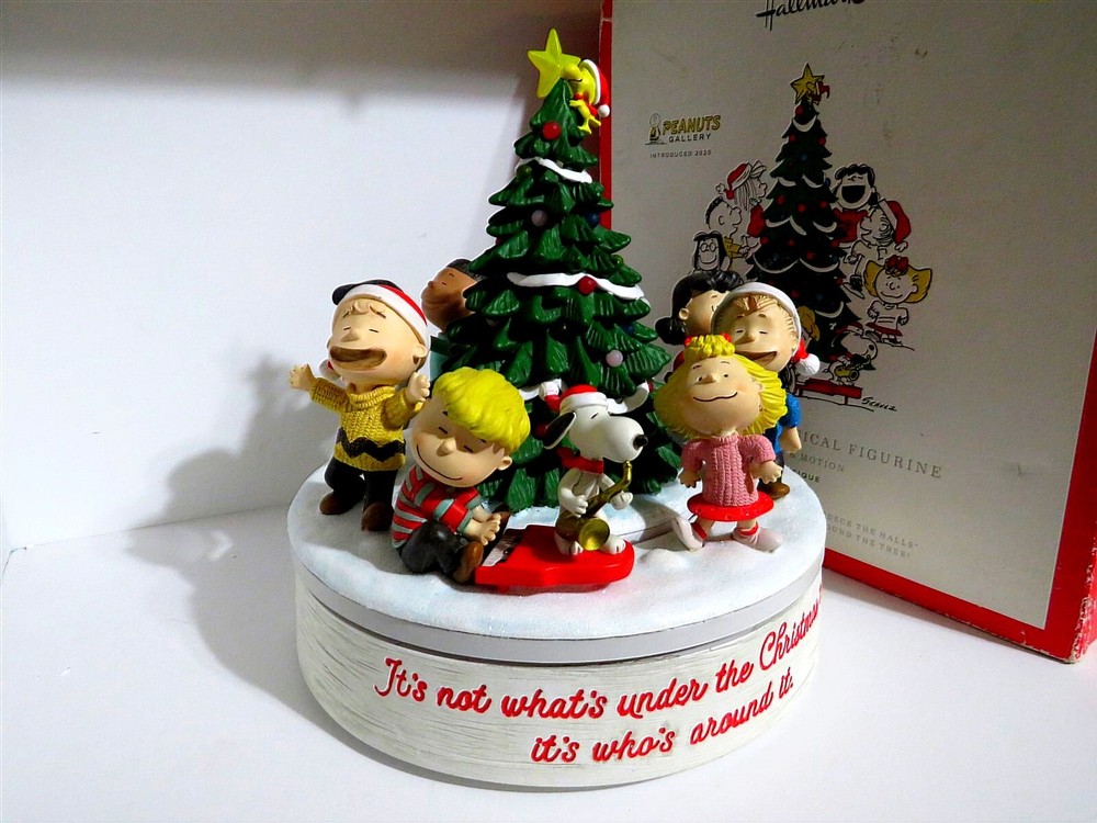 SNOOPY Charlie Brown Peanuts Hallmark Musical Christmas Figurine 2022 Holiday Decoration