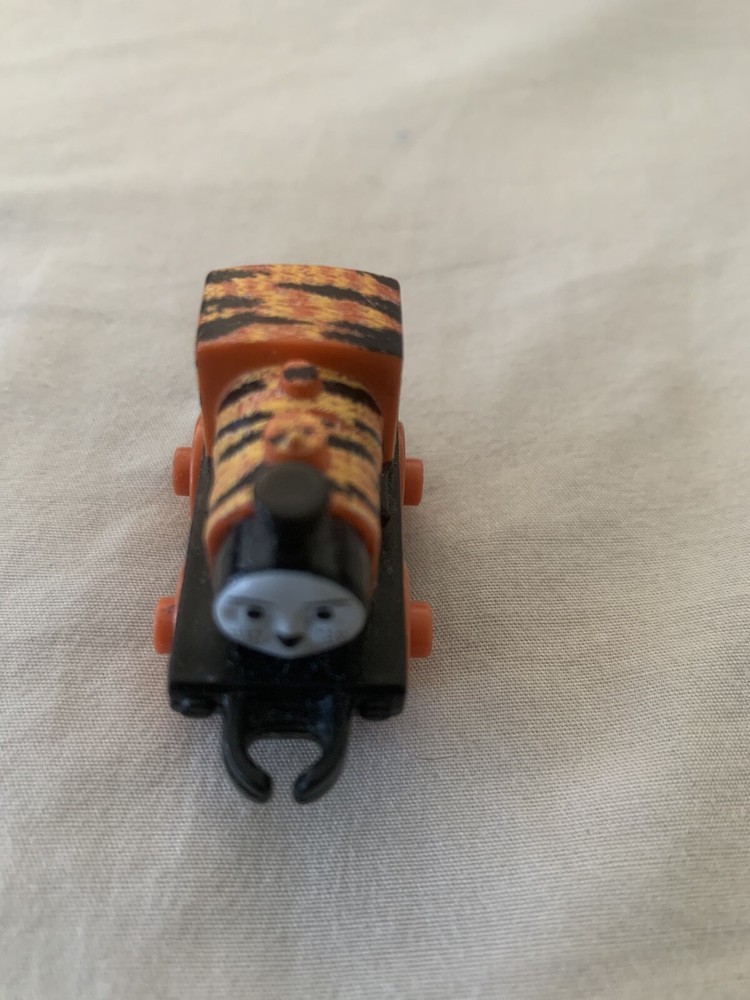 THOMAS & FRIENDS Minis 2016 Creature Dash Train Engine J12A