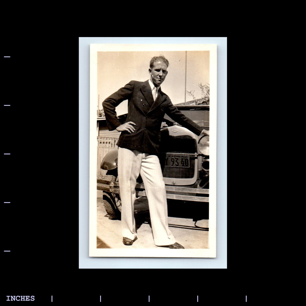 Vintage Photo MAN BY CLASSIC CAR FORD CALIFORNIA 1930 LICENSE PLATE